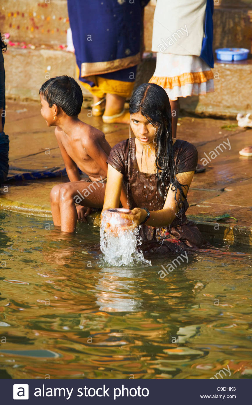 Featured image of post Varanasi Washing Female Child Child Bath In River